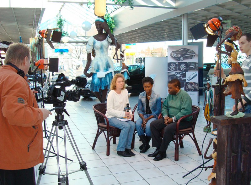 17 januari 2008 › Rhode Makoumbou interviewée par la journaliste Ute Pietschmann pour «StadtTVDüren».