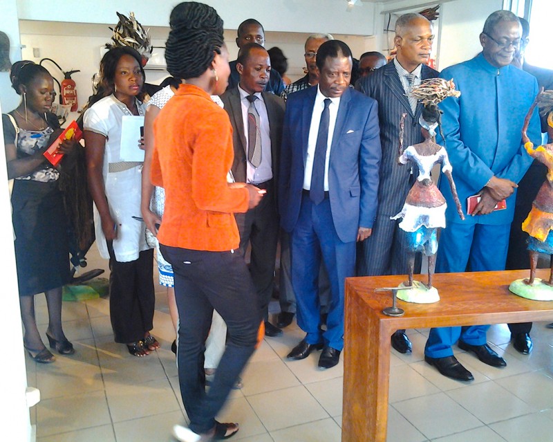 25 april 2014 › Rhode Makoumbou présente ses oeuvres aux visiteurs venus en nombre au Musée Galerie du Bassin du Congo.