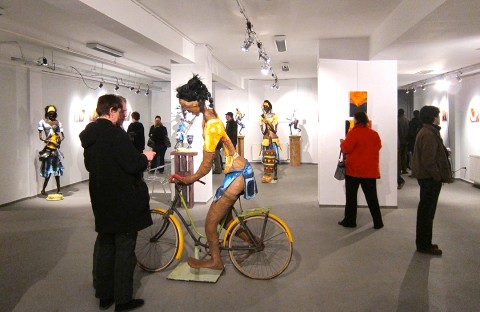 06 mars 2010 › Sculptures de Rhode Makoumbou exposées à la Maison des Cultures de Saint-Gilles lors de la Journée Internationale de la Femme.