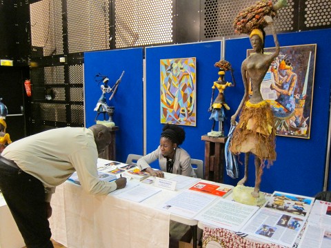17 april 2010 › Stand d'accueil de Rhode Makoumbou au Festival Intercontinental Malaki Mâ Kongo.