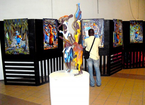 27 mars 2010 › «Trait-d'Union», exposition individuelle de Rhode Makoumbou organisée au Centre Culturel Français (CCF).
