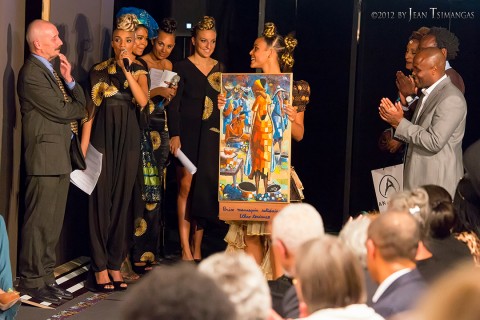 14 september 2012 › Une peinture de Rhode Makoumbou offerte par Marc Somville à l'équipe de l'Ethno Tendance Fashion Week Brussels.