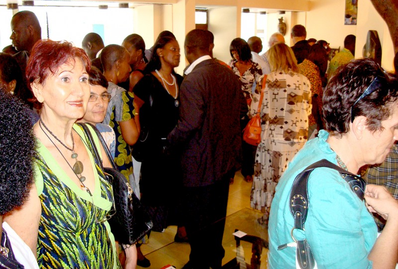 01 novembre 2008 › Vernissage de l'exposition individuelle de Rhode Makoumbou à la Galerie Le Dompry.