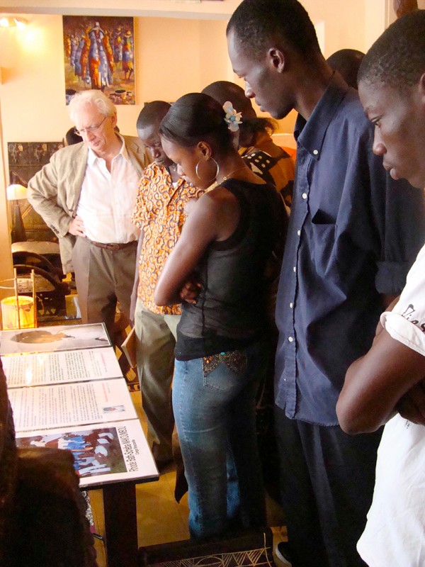 01 novembre 2008 › Visite des étudiants du Département des Arts de l'Université de Cocody au vernissage de l'exposition de Rhode Makoumbou.