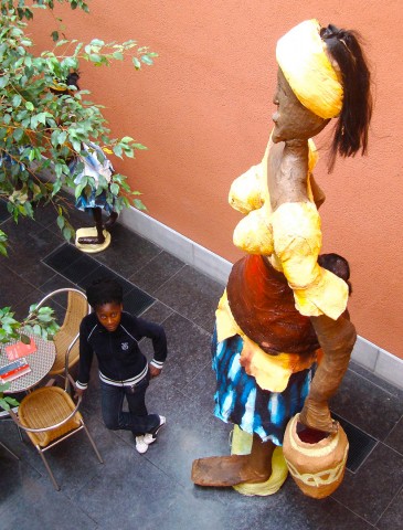 30 septembre 2008 › Vue plongeante sur la sculpture de Rhode Makoumbou «Le retour des champs», exposée dans le hall d'entrée du BTC Conference Center.