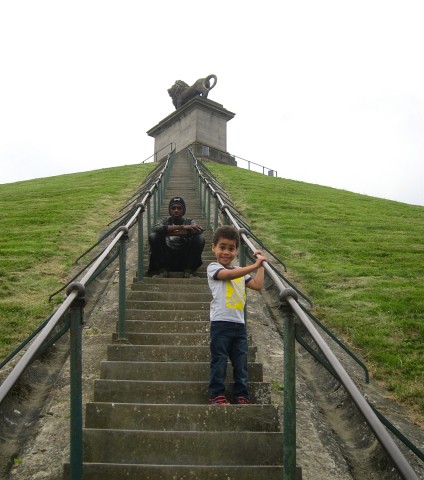 20 juli 2016 › Aboubacar et Quentin, deux fils de Rhode Makoumbou, sur les marches d'escalier menant à la très mythique Butte du Lion .