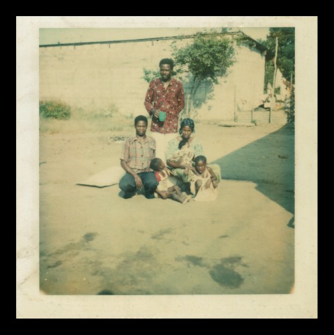 12 juni 1981 › Assis : le peintre David Makoumbou, sa femme Élisabeth et leurs enfants Ehud et Rhode. Debout : un voisin.