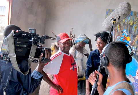 15 januari 2010 › David Makoumbou et sa fille Rhode Makoumbou sur le tournage du film «Ntinta» (Couleur) du réalisateur Jean-Marc Poaty.