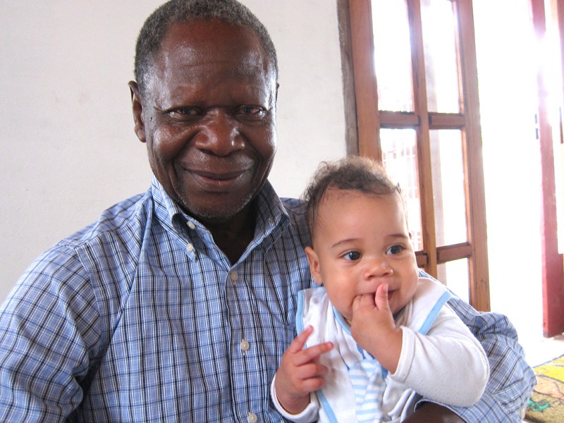 18 augustus 2012 › David Makoumbou (le père de Rhode) avec son petit-fils Quentin.