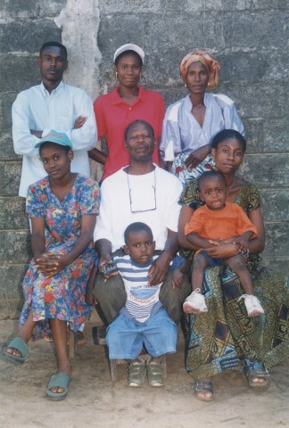 20 september 2002 › La famille Makoumbou, debout : Ehud, Milcah, Élisabeth ; assis : Naomi, David, Abdoulaye, Rhode et Loude Aboubacar.