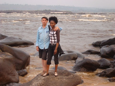 04 août 2009 › Le couple Marc Somville et Rhode Makoumbou aux rapides du Fleuve Congo. En arrière-plan : la République Démocratique du Congo.