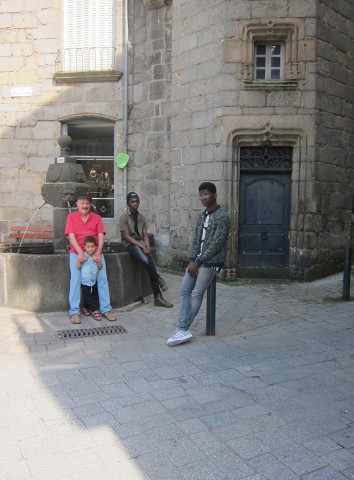 27 juillet 2016 › Le mari de Rhode Makoumbou, Marc Somville, en compagnie de ses fils Quentin, Aboubacar et Abdoulaye, dans la ville d'Aubusson.