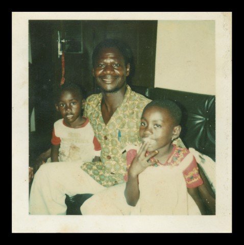 13 juin 1981 › Le peintre David Makoumbou avec deux de ses enfants, Ehud et Rhode.