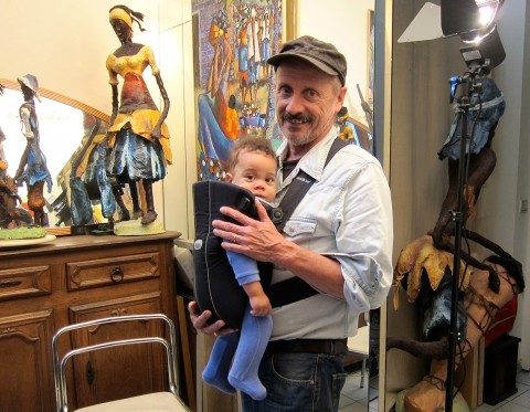29 septembre 2012 › Le petit Quentin porté par son père Marc Somville.