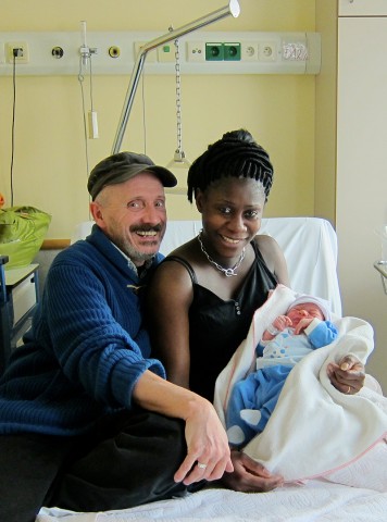 14 april 2012 › Marc Somville et Rhode Makoumbou avec leur tout nouveau bébé Quentin Jephté Makoumbou Somville.
