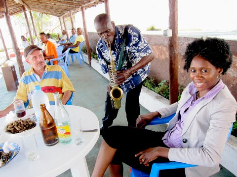 27 décembre 2009 › Marc Somville et Rhode Makoumbou dans un bar de Kintélé (site touristique situé le long du Fleuve Congo).