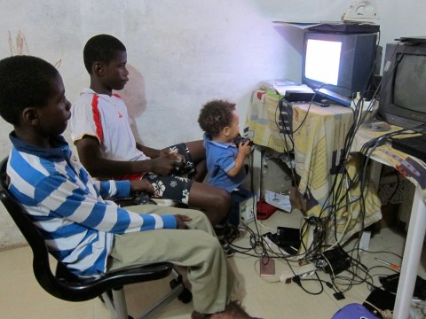 16 juli 2013 › Quentin à 15 mois, déjà accro aux jeux vidéos comme ses frères aînés Daouda et Abdoulaye !