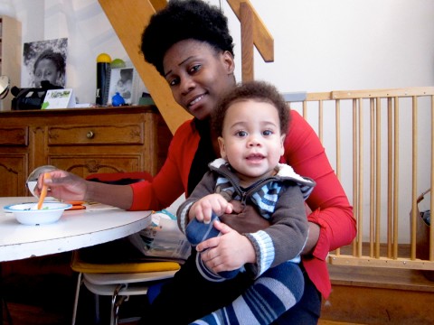 28 februari 2013 › Quentin à table avec sa maman Rhode Makoumbou.