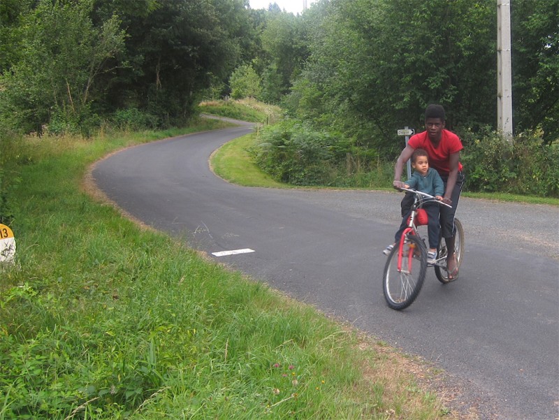 30 juli 2016 › Quentin adore rouler à vélo avec son grand-frère Abdoulaye Makoumbou.