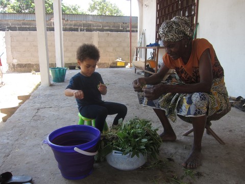 05 oktober 2016 › Quentin aide sa grand-mère Élisabeth Makoumbou à préparer le prochain repas.