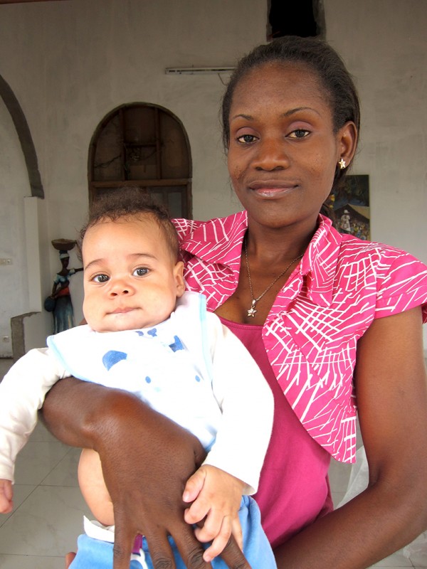 20 augustus 2012 › Quentin dans les bras de sa tante Naomi Makoumbou.