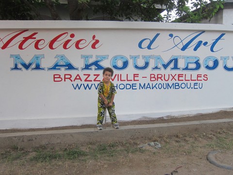 12 oktober 2016 › Quentin devant la maison atelier de sa mère Rhode Makoumbou à Brazzaville.