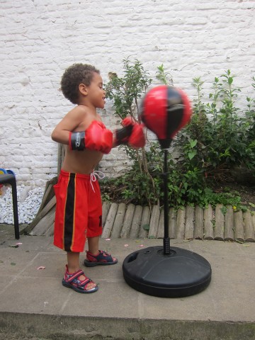 06 juli 2016 › Quentin, le fils cadet de Rhode Makoumbou, en plein entraînement de boxe !.