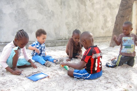 22 septembre 2013 › Quentin Makoumbou (le fils de Rhode) en train de jouer avec ses nièces et ses neveux.