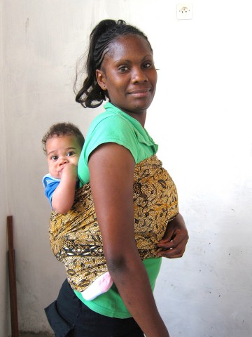 18 augustus 2012 › Quentin porté par sa tante Milcah Makoumbou.