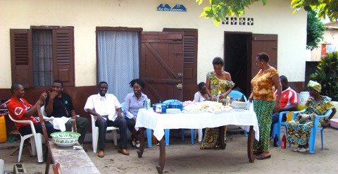 17 mai 2009 › Repas de famille avec entre autres Armel Bazonguela, Romain Bouesso Samba, Rhode Makoumbou, Sylvie Bazonguela, Élisabeth Makoumbou.