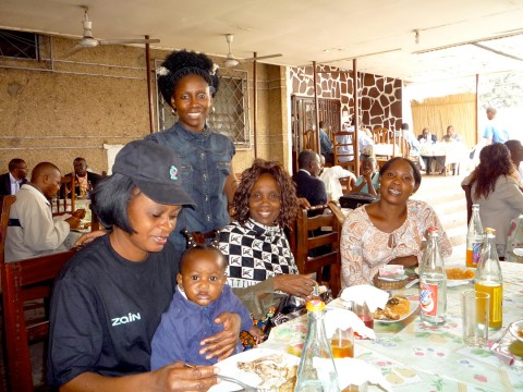 01 août 2009 › Repas de famille avec Mireille Bazonguela, Rhode Makoumbou, Sylvie Bazonguela et Ida Massamba.