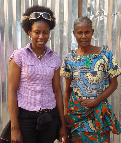 05 augustus 2009 › Rhode avec sa mère Élisabeth Makoumbou.