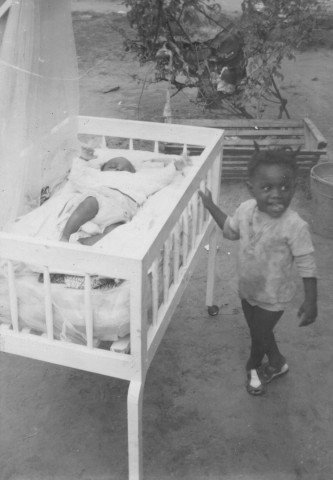 22 octobre 1979 › Rhode Makoumbou à 3 ans, à côté du berceau de son frère Ehud.