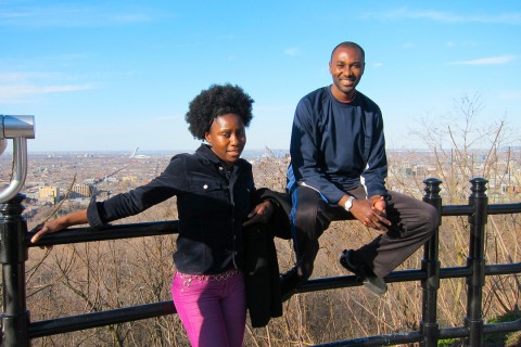 02 mei 2011 › Rhode Makoumbou avec le mari de sa nièce  Brunelle sur le mont Royal (colline dominant la ville de Montréal au Québec).