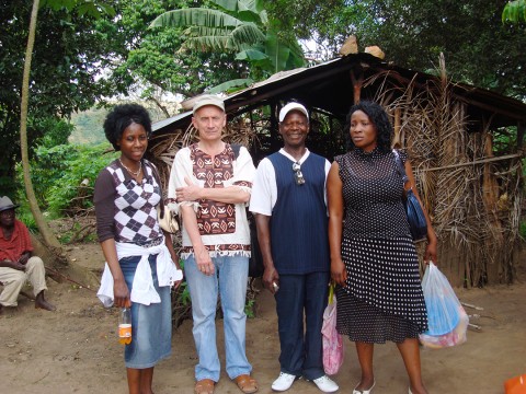 10 mei 2009 › Rhode Makoumbou avec Marc Somville, David Makoumbou et Jered Bissadidi, dans le village où sa famille s'était réfugiée en 1997.