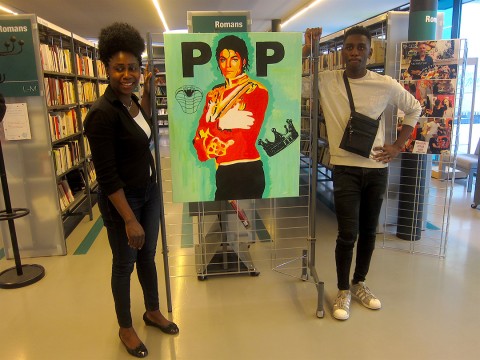 25 août 2017 › Rhode Makoumbou avec son fils Aboubacar, auteur d'un portrait de Michael Jackson exposé à la Bibliothèque communale d'Ixelles.