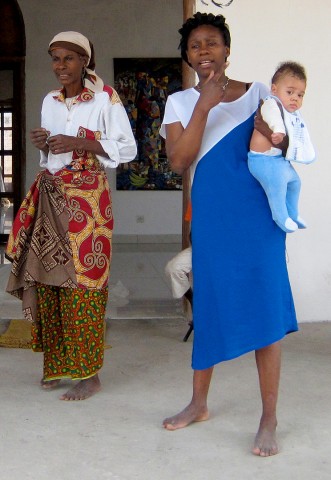 20 août 2012 › Rhode Makoumbou avec son fils Quentin et sa mère Élisabeth Makoumbou.