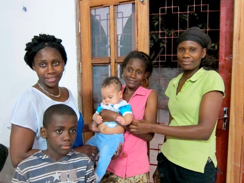19 août 2012 › Rhode Makoumbou en compagnie de ses fils Daouda et Quentin, et de ses soeurs Naomi et Milcah.