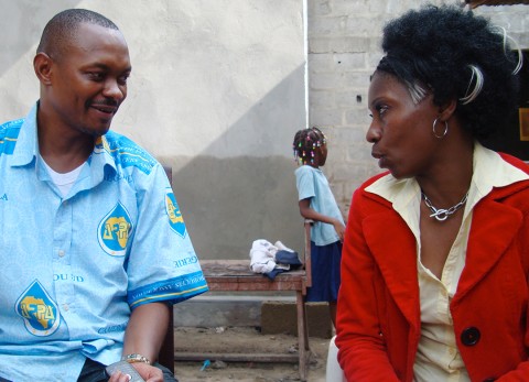 11 mei 2009 › Rhode Makoumbou en conversation avec son neveu (capitaine de police) Armel Bazonguela.