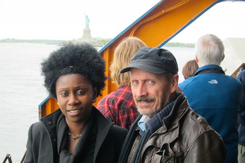 01 mei 2011 › Rhode Makoumbou et Marc Somville embarqués sur un bateau à destination de Staten Island. En arrière-plan : la Statue de la Liberté.