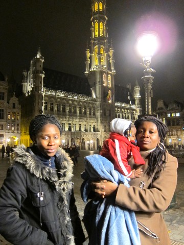 06 februari 2011 › Rhode Makoumbou et sa cousine Elda Bissadidi à la Grand-Place.