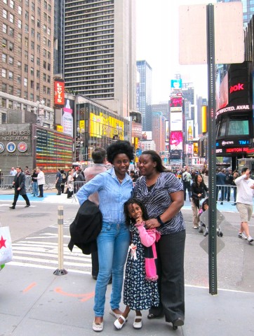 30 avril 2011 › Rhode Makoumbou et sa nièce Brunelle accompagnée de sa fille.