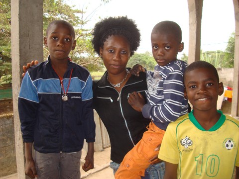 29 juillet 2009 › Rhode Makoumbou et ses trois garçons :  Loude Aboubacar, Daouda et Abdoulaye.