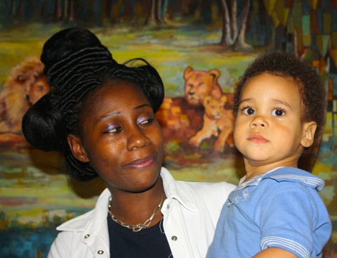 29 septembre 2013 › Rhode Makoumbou et son fils Quentin à un an et demi.