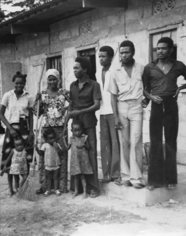 19 août 1979 › Rhode Makoumbou (la petite au milieu) à l'âge de 3 ans, avec sa mère Élisabeth et un groupe d'amis.