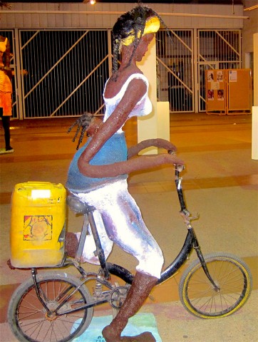 Rhode Makoumbou › Beeldhouwwerk: «En route vers le puits» • ID › 410