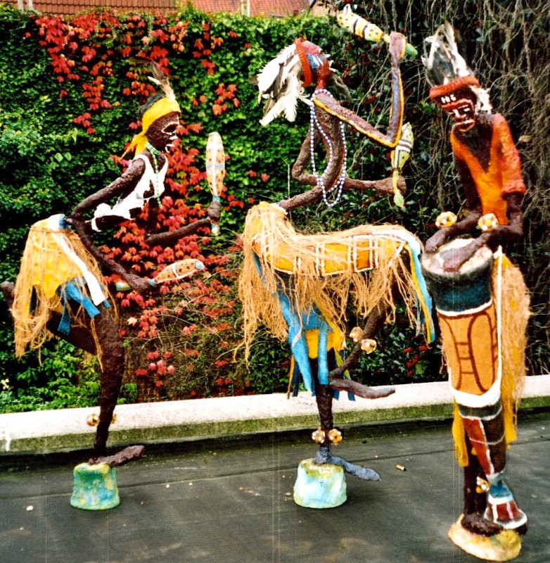 Rhode Makoumbou › Sculpture : «Groupe de trois oeuvres» (2004)