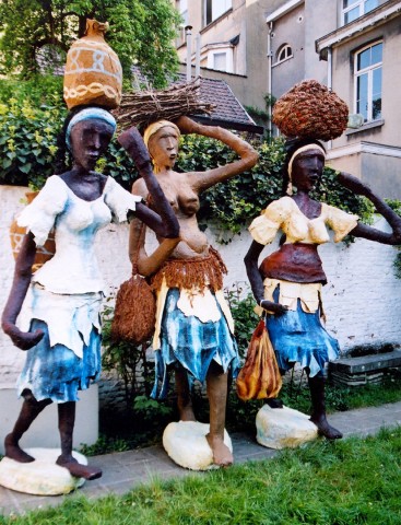 Rhode Makoumbou › Beeldhouwwerk: «Groupe de trois oeuvres» (2005)