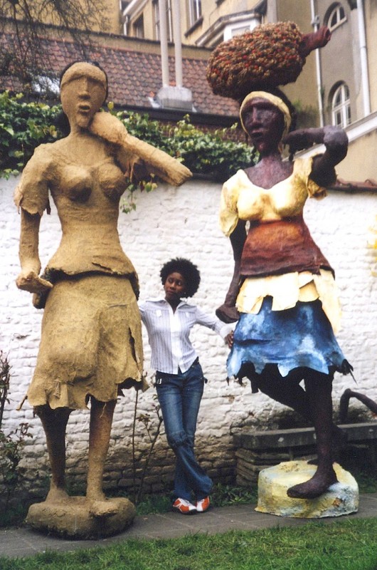 Rhode Makoumbou › Sculpture : «L'artiste et deux de ses oeuvres» (2005-2006)