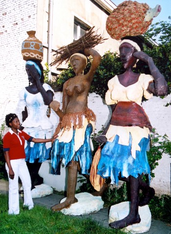 Rhode Makoumbou › Sculpture : «L’artiste et trois de ses oeuvres» • ID › 1